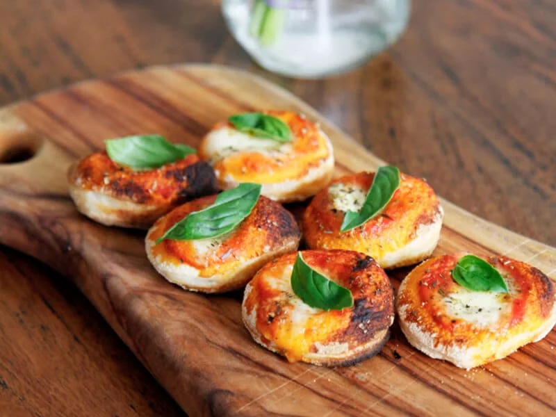 TOMATO AND MOZARELLA PIZZETTE