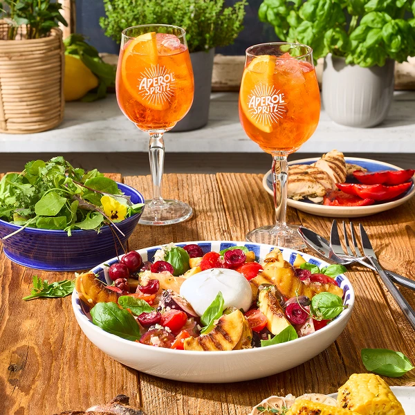 Sommerlicher Tomatensalat mit Kirschen, Nektarinen und Burrata