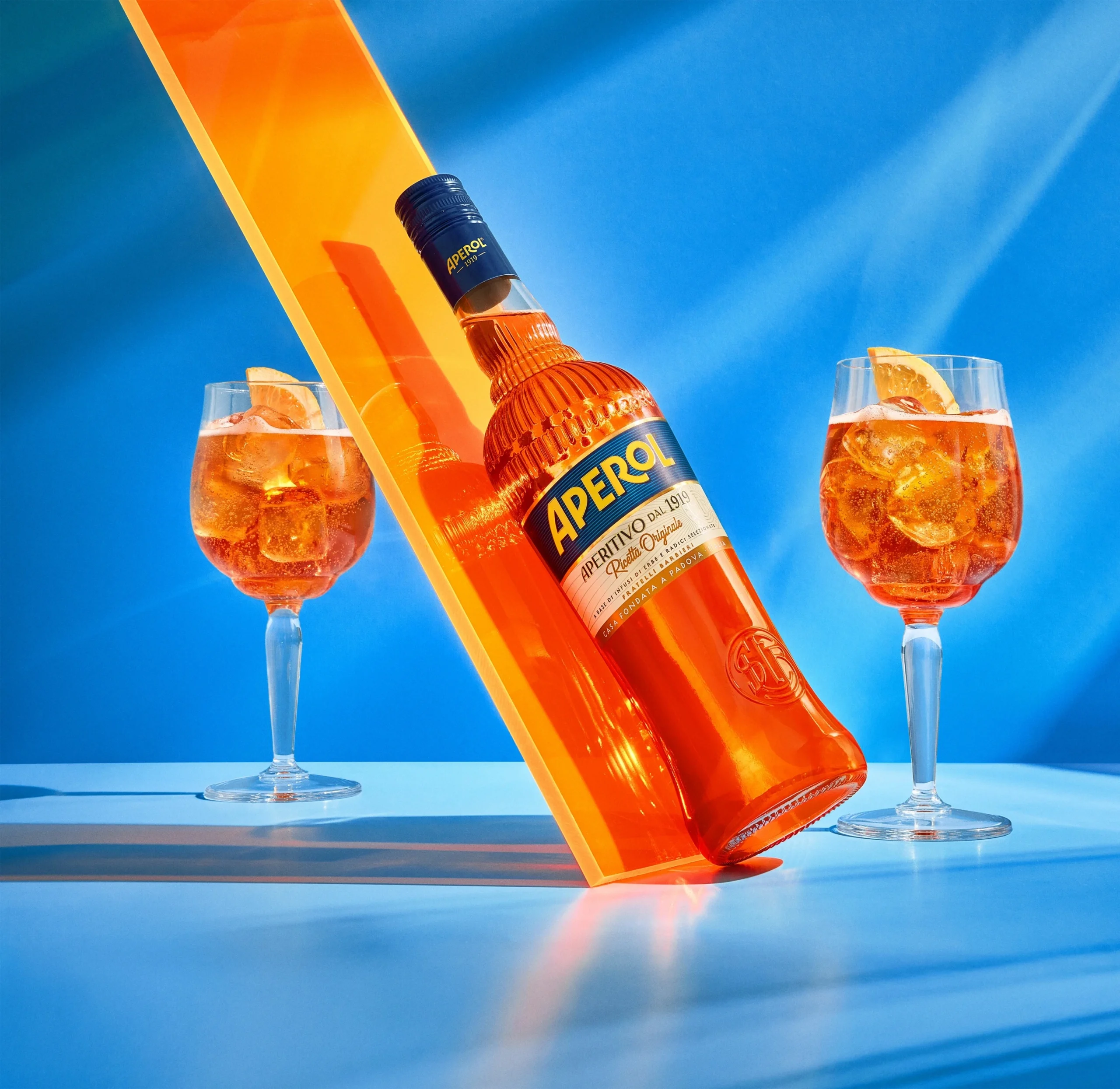 Aperols ikonische Flasche zeigt sich im frischen Design