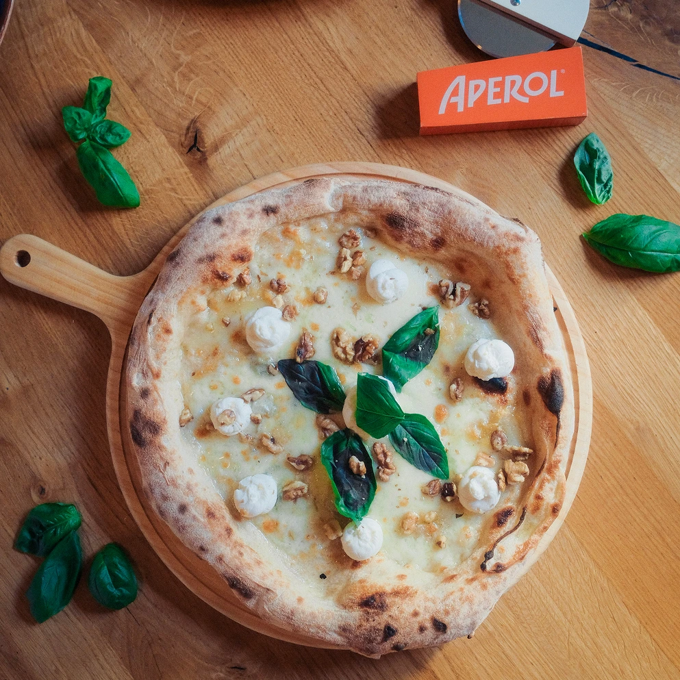 Pizza Dolce Forte Rezept – stimmige Käsekomposition mit Pecorino, Gorgonzola & Walnüssen