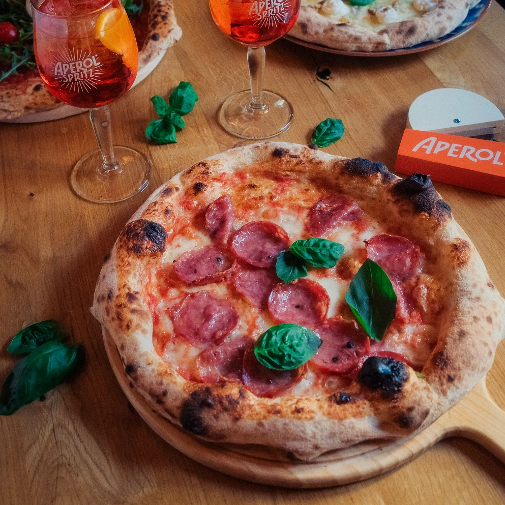 Pizza Salami Piccante Rezept – der Klassiker mit feuriger Salami